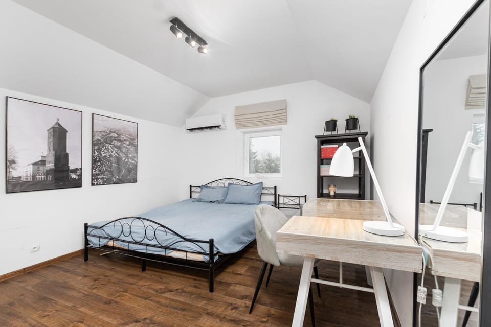 Bed, Living room, Photo of the whole room, Bedroom, hair dresser, air conditioner