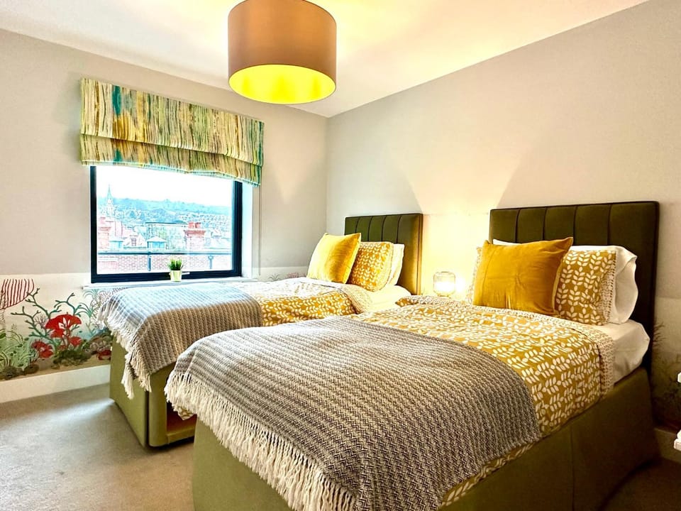 1 Min Walk to the Best Beach! Stunning New 2 Bedroom Apartment - Great Location - FREE Parking - Fast WiFi - Smart TV - sleeps up to 4! Close to Purbeck, Corfe Castle, Sandbanks, Poole & Bournemouth Apartment in Swanage