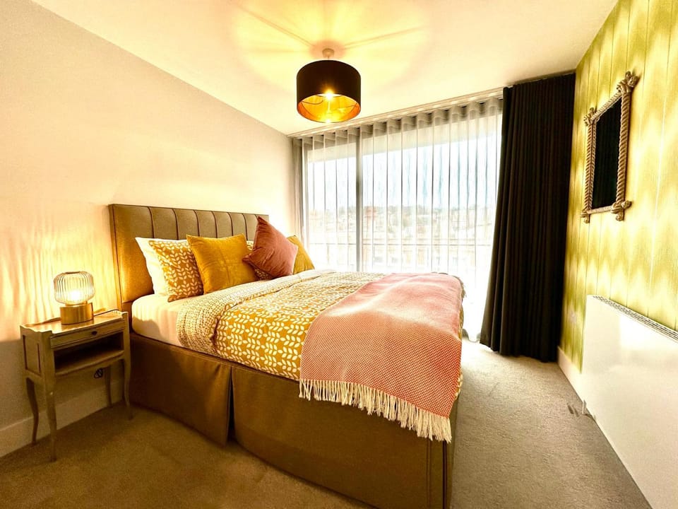 1 Min Walk to the Best Beach! Stunning New 2 Bedroom Apartment - Great Location - FREE Parking - Fast WiFi - Smart TV - sleeps up to 4! Close to Purbeck, Corfe Castle, Sandbanks, Poole & Bournemouth Apartment in Swanage