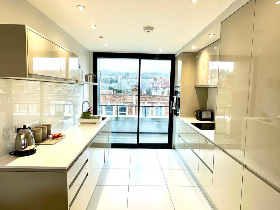 1 Min Walk to the Best Beach! Stunning New 2 Bedroom Apartment - Great Location - FREE Parking - Fast WiFi - Smart TV - sleeps up to 4! Close to Purbeck, Corfe Castle, Sandbanks, Poole & Bournemouth Apartment in Swanage