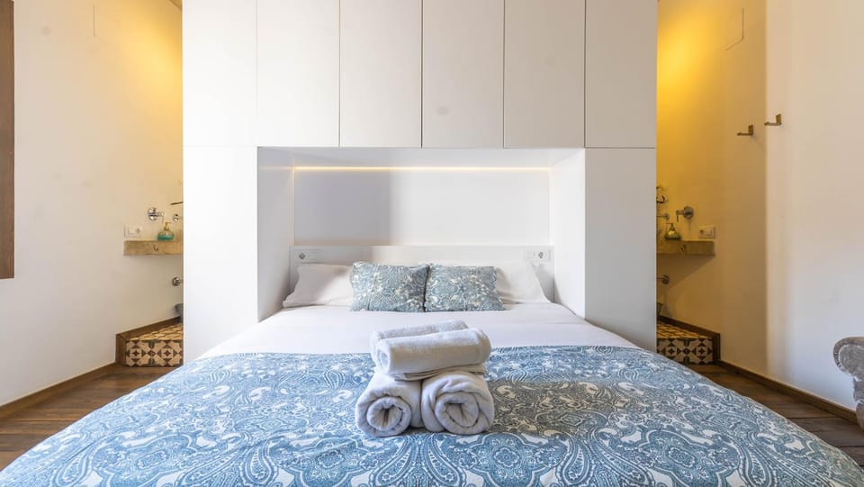 Bed, Photo of the whole room, Bedroom, towels