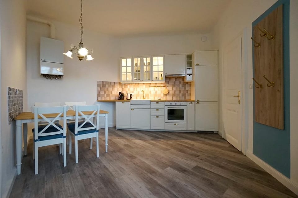 Coffee/tea facilities, Kitchen or kitchenette, Dining area