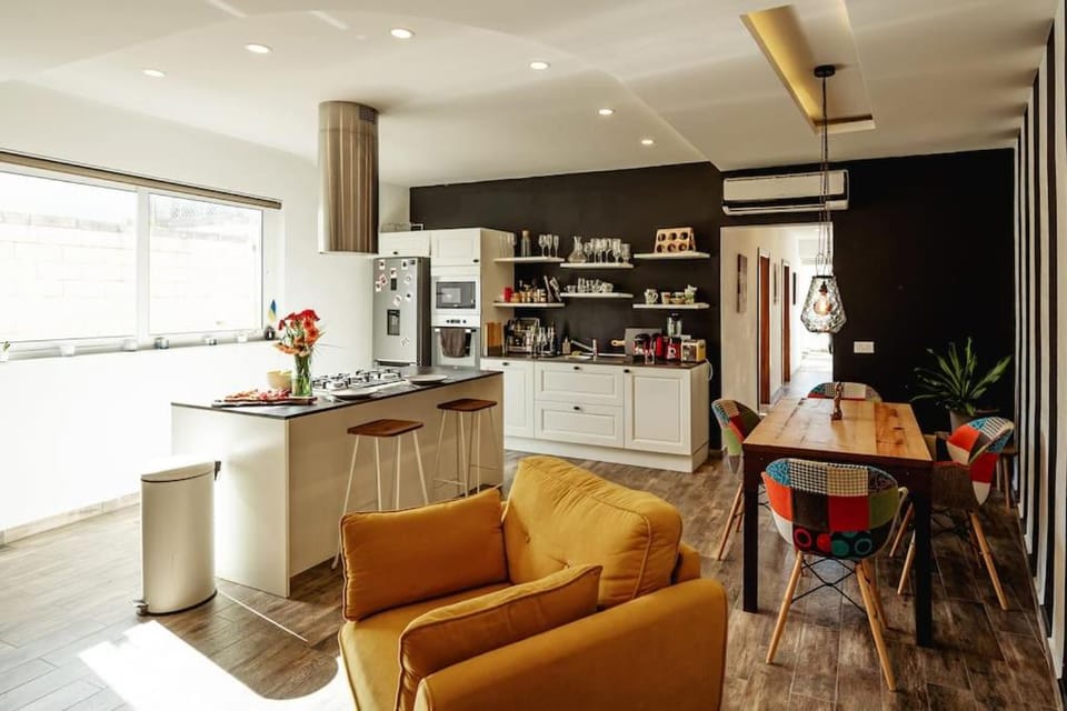 Coffee/tea facilities, Kitchen or kitchenette, Seating area, Dining area, minibar, pet friendly, toaster
