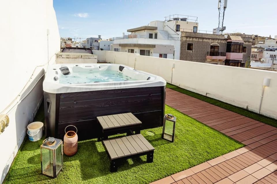 Hot Tub, Hot Tub, Balcony/Terrace, Balcony/Terrace, sunbed