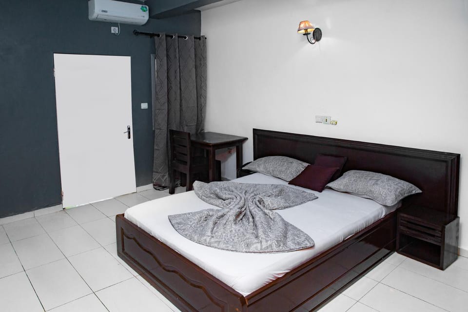 Restaurant/places to eat, Bed, Photo of the whole room, Seating area, Bedroom, Breakfast, towels, air conditioner