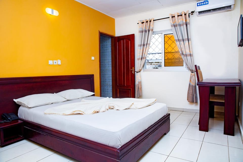 Property building, Restaurant/places to eat, Bed, TV and multimedia, Photo of the whole room, Bedroom, Breakfast, air conditioner