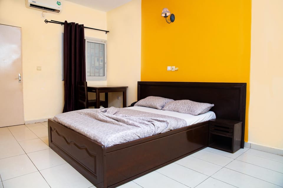 Restaurant/places to eat, Bed, Photo of the whole room, Seating area, Bedroom, Breakfast, towels, air conditioner