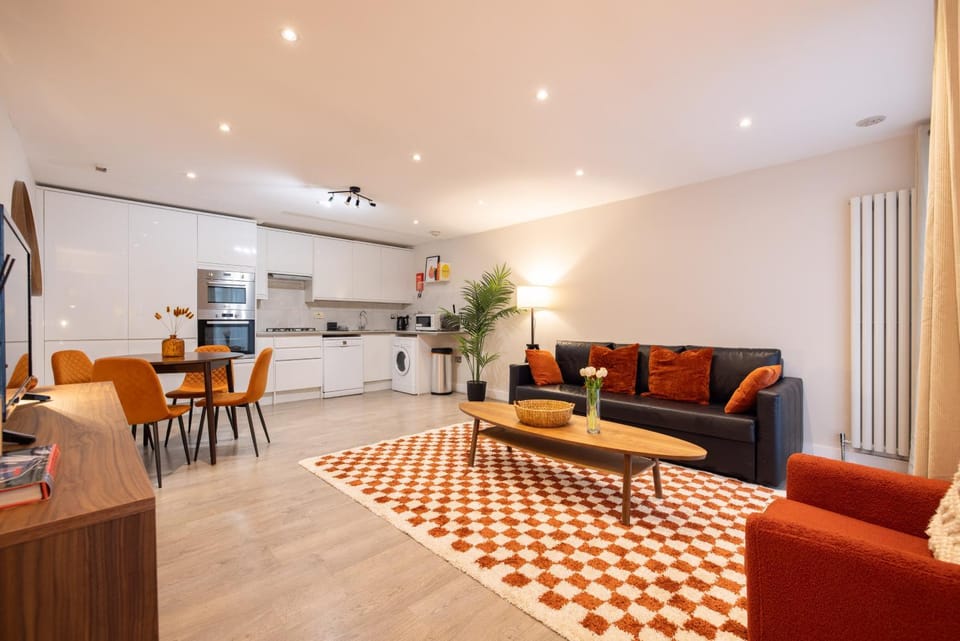 TV and multimedia, Coffee/tea facilities, Kitchen or kitchenette, Seating area, Dining area