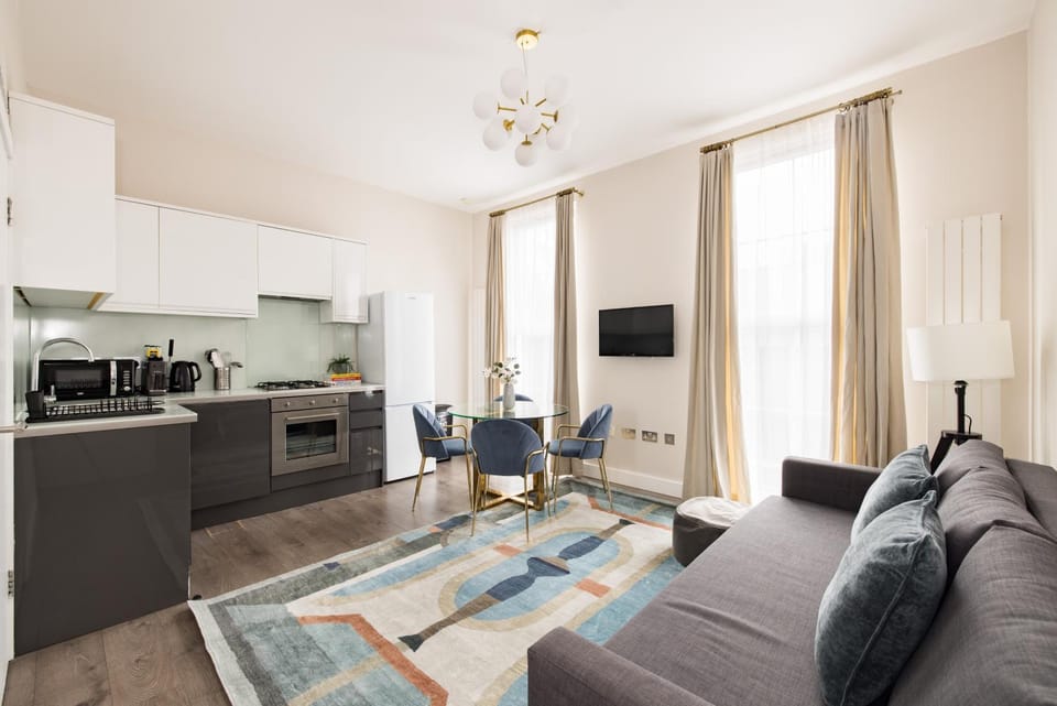 TV and multimedia, Kitchen or kitchenette, Seating area, Dining area, stove