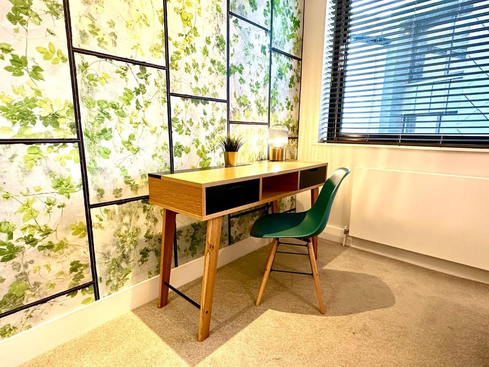 Beautiful New 2 Bedroom Apartment - Next to the Beach - Great Location - FREE Parking - Fast WiFi - Smart TV - sleeps up to 4! Close to Purbeck, Corfe Castle, Sandbanks, Poole & Bournemouth Apartment in Swanage