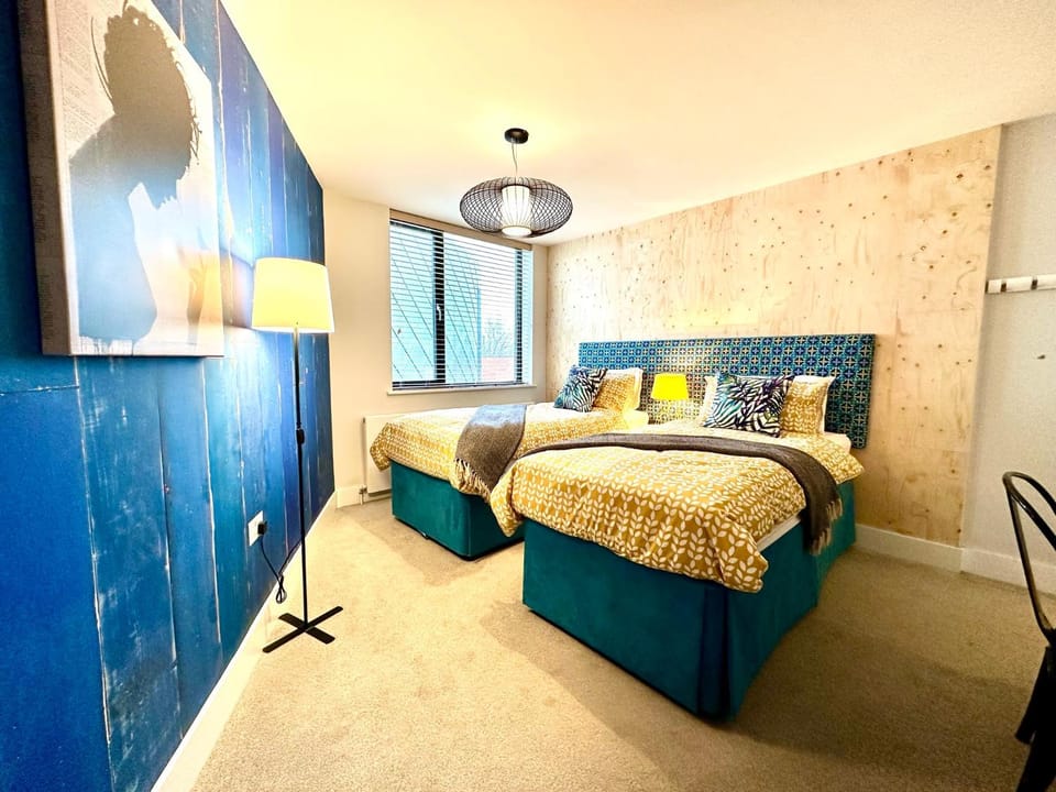 Beautiful New 2 Bedroom Apartment - Next to the Beach - Great Location - FREE Parking - Fast WiFi - Smart TV - sleeps up to 4! Close to Purbeck, Corfe Castle, Sandbanks, Poole & Bournemouth Apartment in Swanage