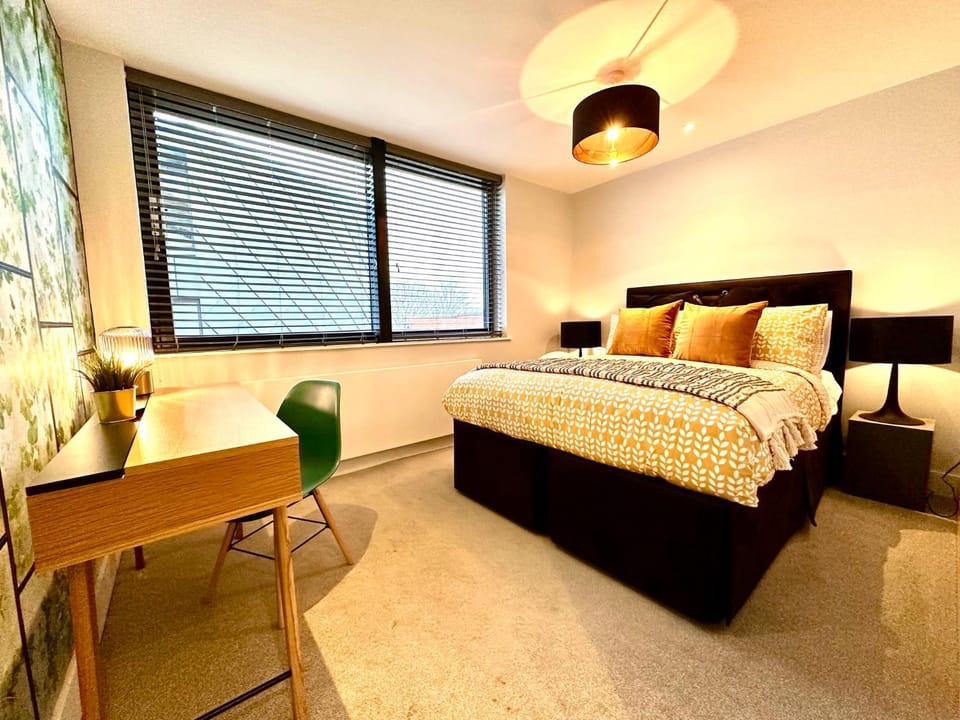 Beautiful New 2 Bedroom Apartment - Next to the Beach - Great Location - FREE Parking - Fast WiFi - Smart TV - sleeps up to 4! Close to Purbeck, Corfe Castle, Sandbanks, Poole & Bournemouth Apartment in Swanage