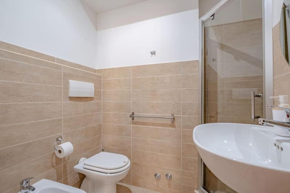 Shower, Toilet, Bathroom, bidet, towels