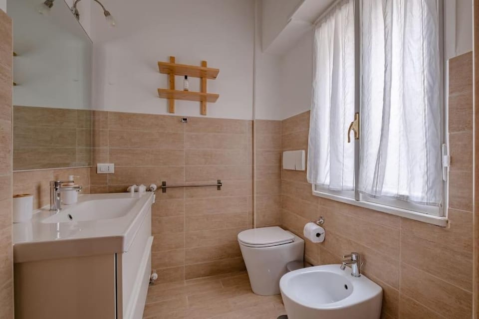 Shower, Toilet, Bathroom, bidet, towels