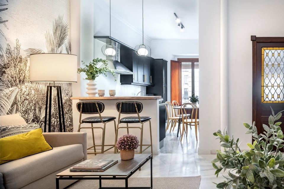 Kitchen or kitchenette, Living room, Seating area, Dining area
