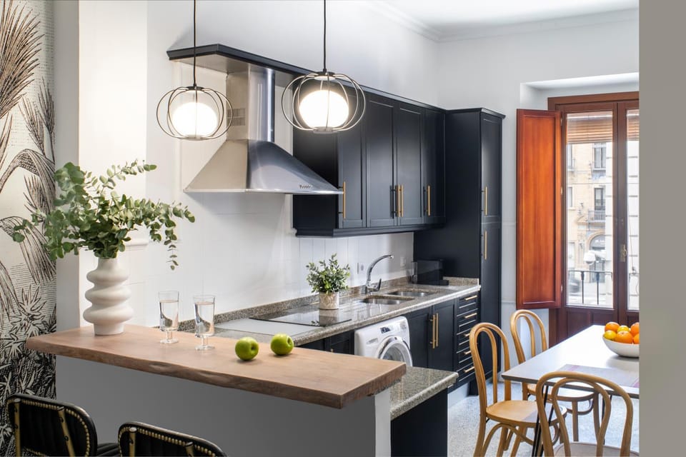 Kitchen or kitchenette, Dining area, minibar, pet friendly, stove
