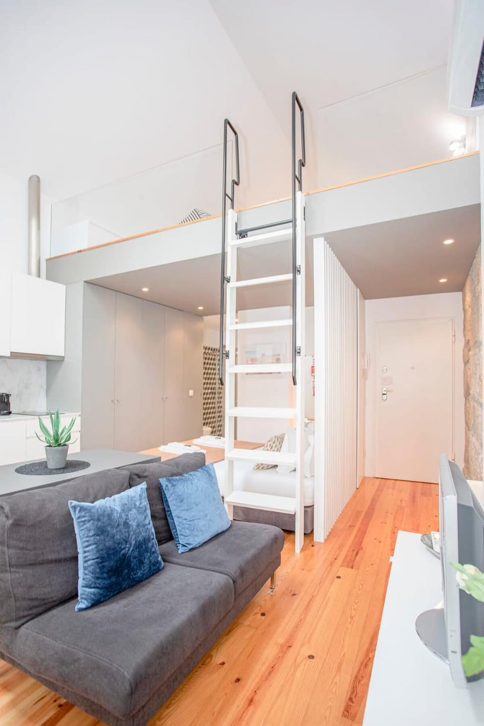 Liiiving in Porto - Heart of Porto Mezzanine Apartment in Porto
