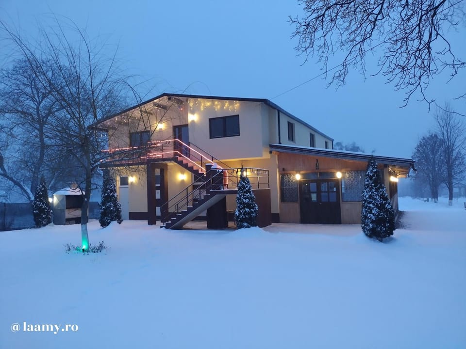 Property building, Restaurant/places to eat, Winter, BBQ facilities, Parking