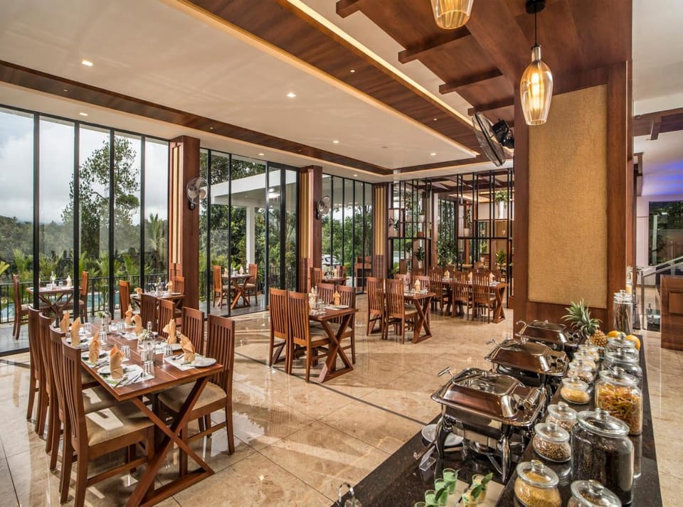 Restaurant/places to eat, Restaurant/places to eat, Food and drinks, Seating area, Food, Drinks