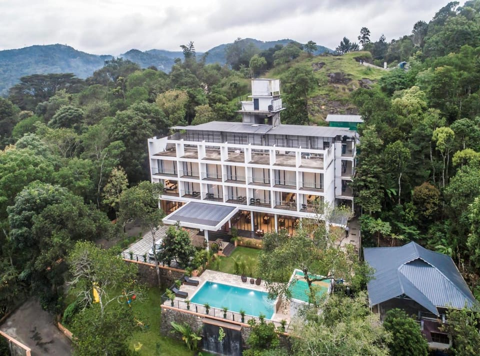 Property building, Day, Natural landscape, Bird's eye view, Garden, Garden view, Mountain view, Pool view, Swimming pool, sunbed