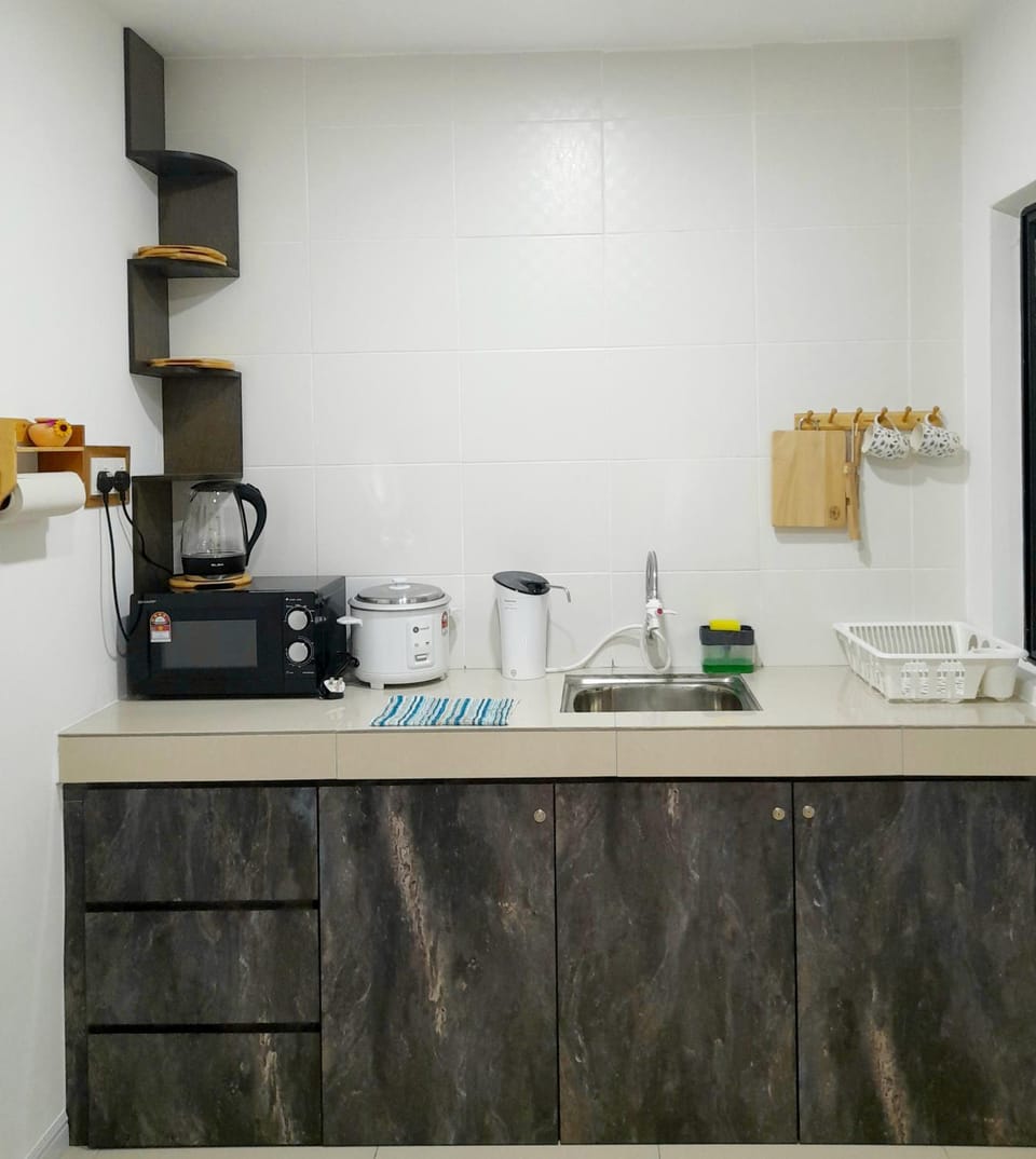 Kitchen or kitchenette, minibar