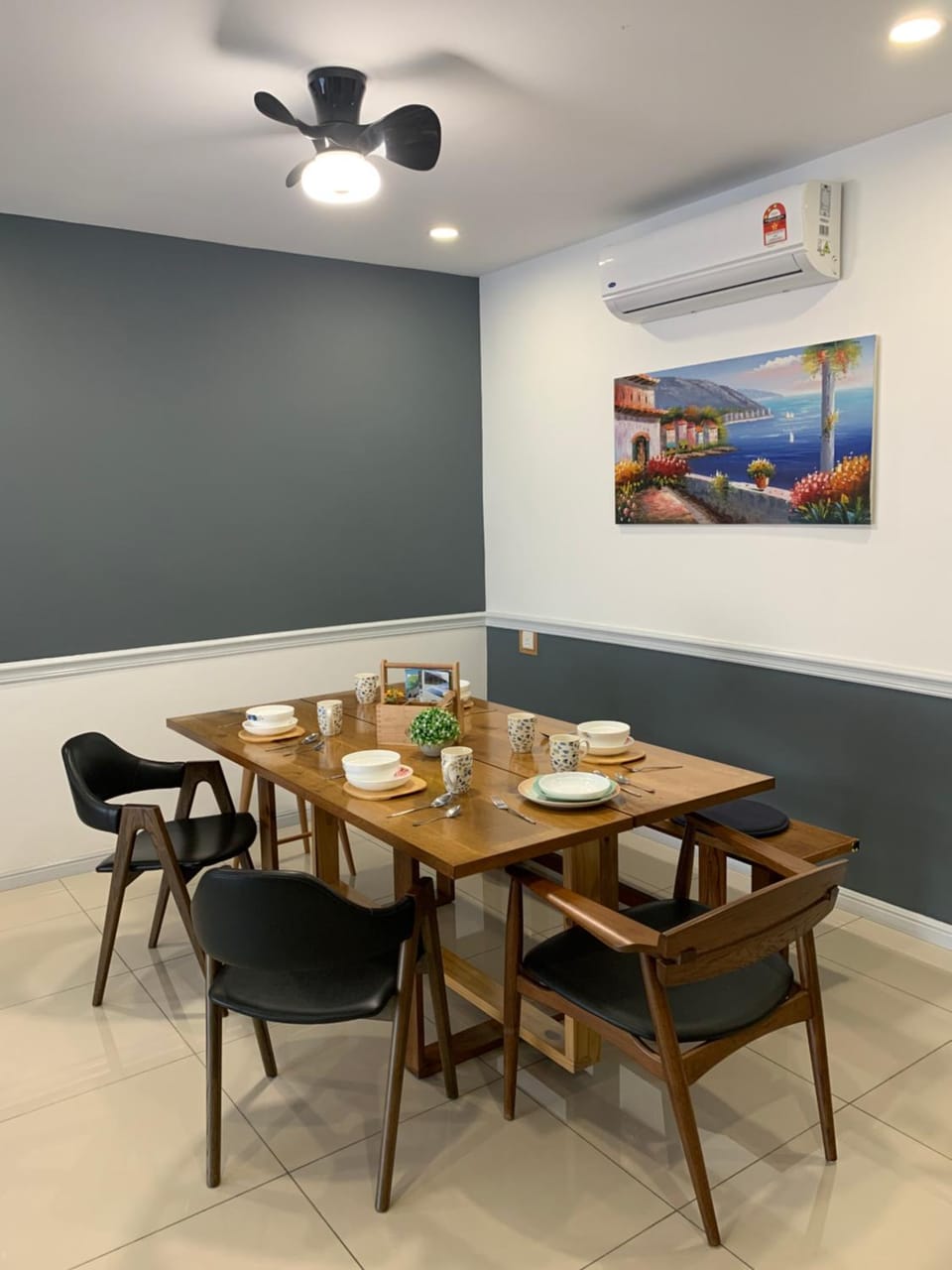 Seating area, Dining area, fireplace, air conditioner