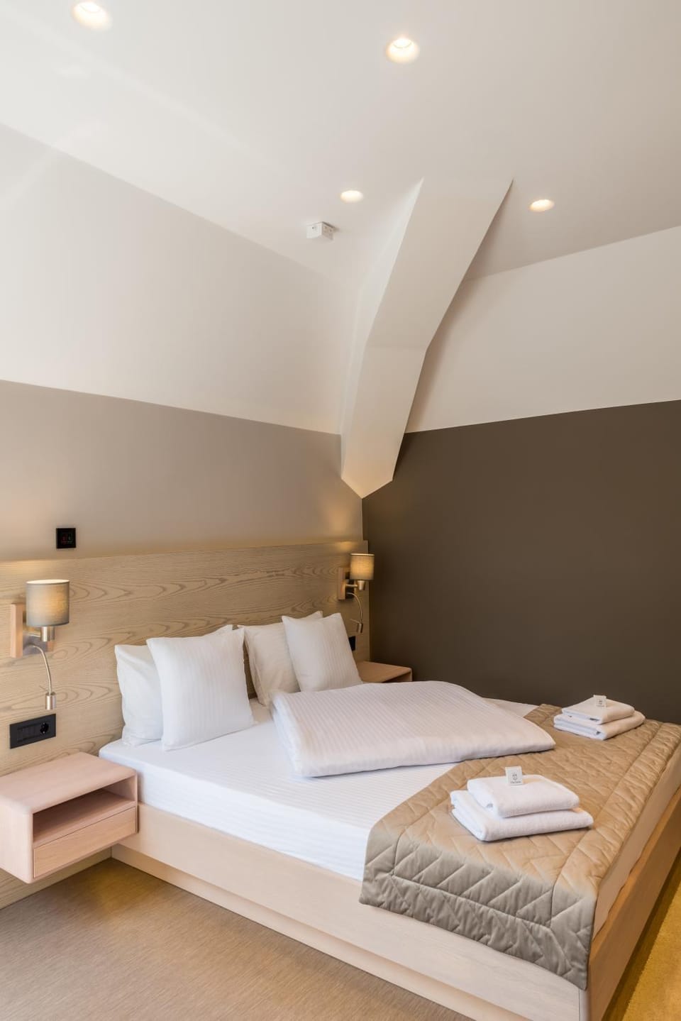 Bed, Photo of the whole room, towels