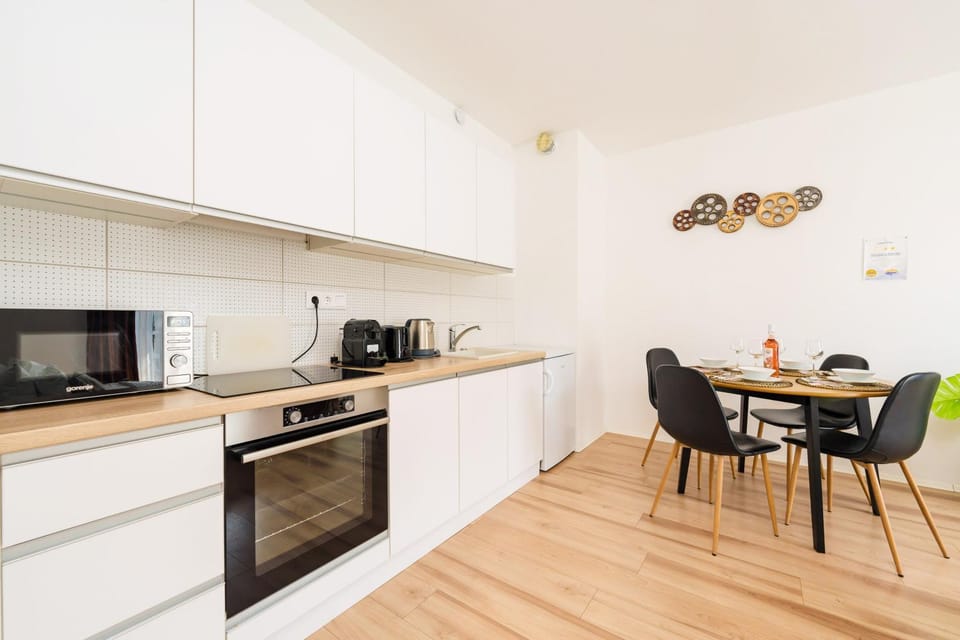 Dining area, kitchen