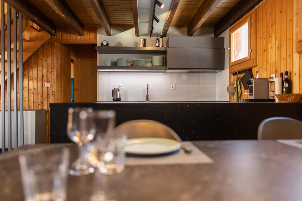 Kitchen or kitchenette, Dining area