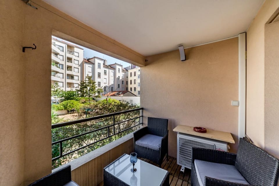 All in Lyon | Studio chic & parking Apartment in Villeurbanne