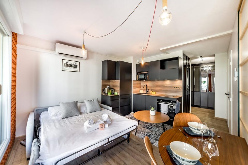 Bed, Kitchen or kitchenette, Living room, Seating area, Dining area