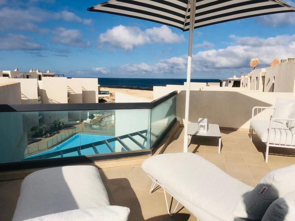 Balcony/Terrace, Balcony/Terrace, Pool view, Sea view, Swimming pool, sunbed