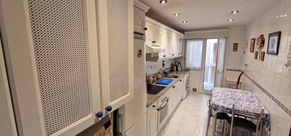 Kitchen or kitchenette, Dining area, minibar, stove