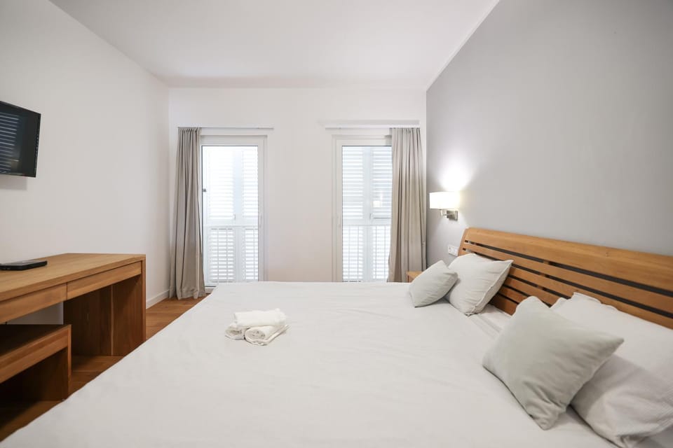 Bed, TV and multimedia, Photo of the whole room, Bedroom, towels