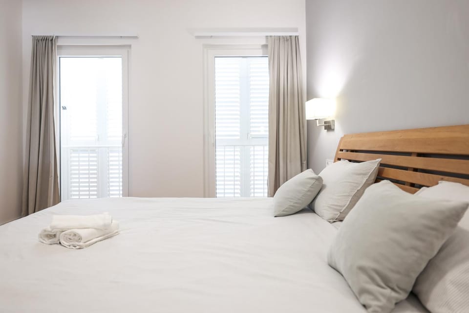 Bed, Bedroom, towels