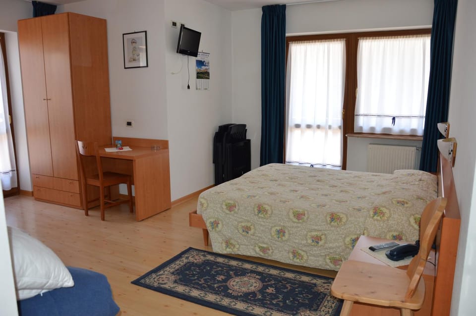 Bed, TV and multimedia, Photo of the whole room, Bedroom, wardrobe