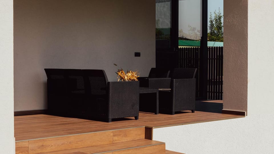 Day, Seating area
