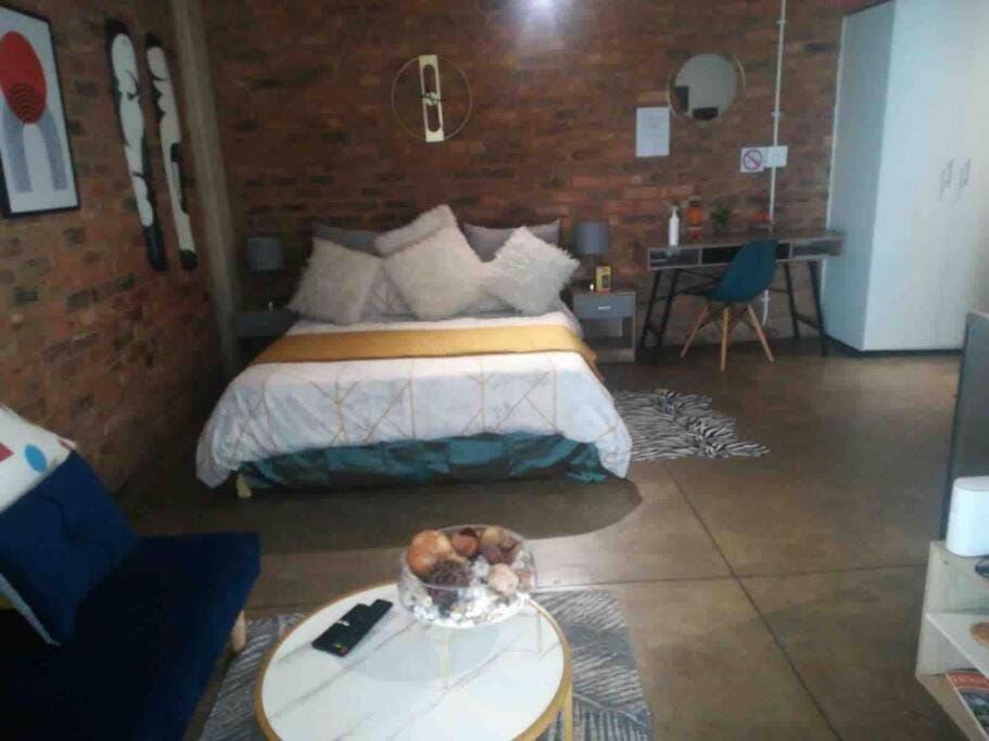 Bed, Seating area