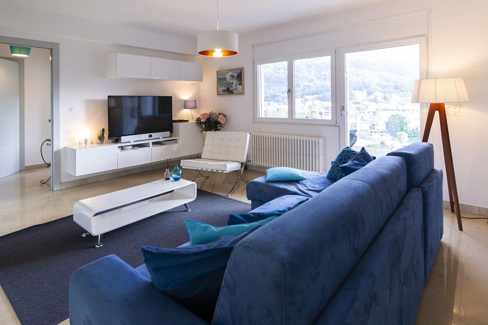 TV and multimedia, Living room, Seating area, Evening entertainment