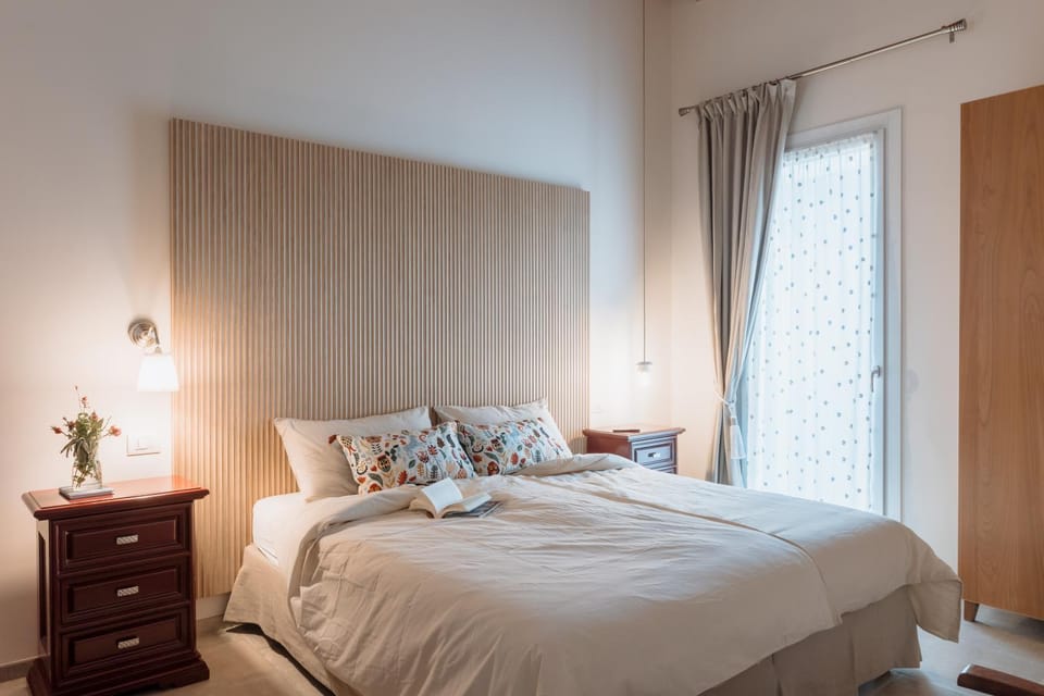 Photo of the whole room, Bedroom