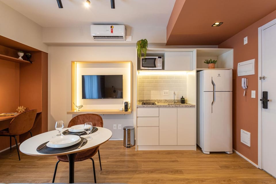 TV and multimedia, Coffee/tea facilities, Kitchen or kitchenette, Dining area, locker, microwave, stove, air conditioner