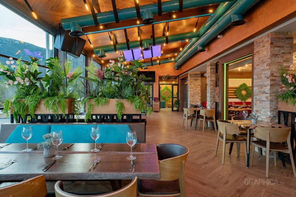 Restaurant/places to eat, Banquet/Function facilities, Pool view