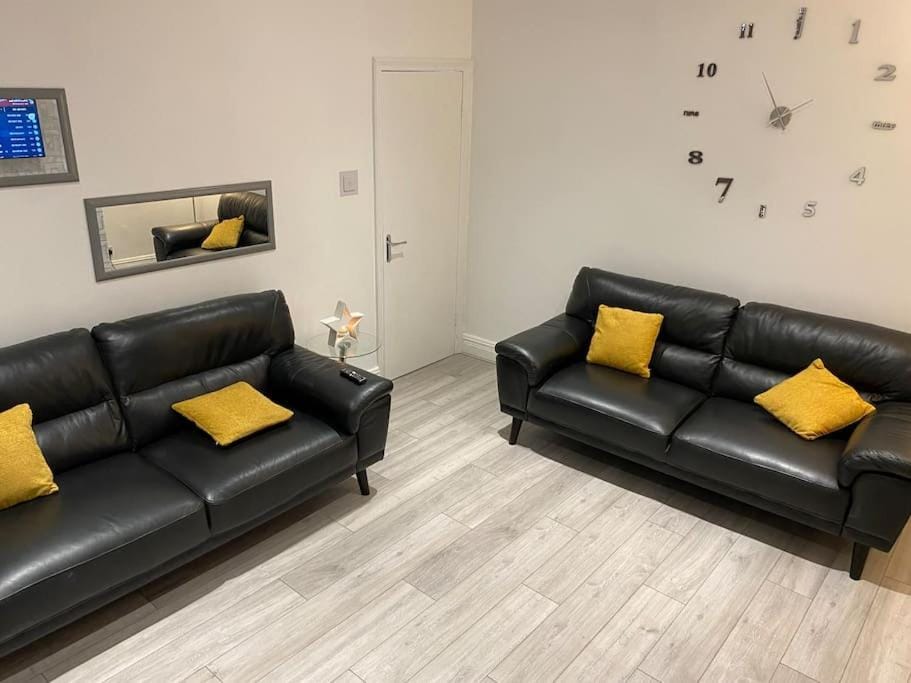 Coastal Retreat-NEW DAY PROPERTIES-next to beach Apartment in South Shields