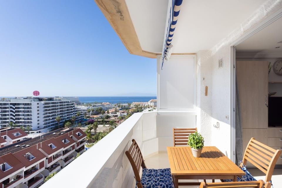 View (from property/room), Balcony/Terrace, Seating area, Dining area, Sea view