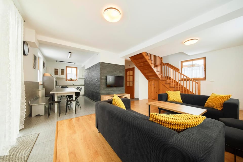 TV and multimedia, Kitchen or kitchenette, Living room, Seating area, Dining area