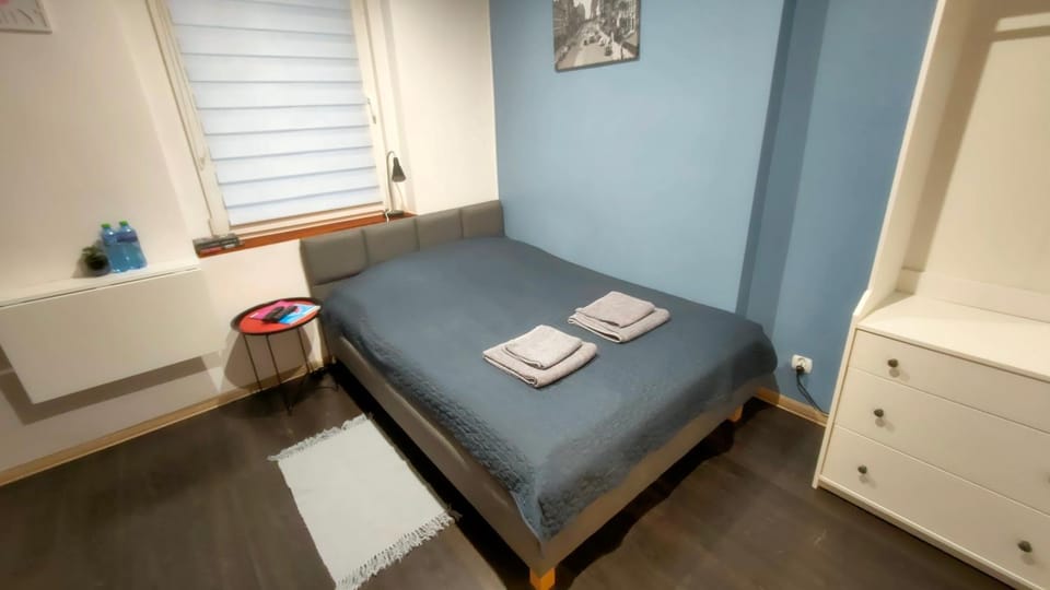 Bed, towels