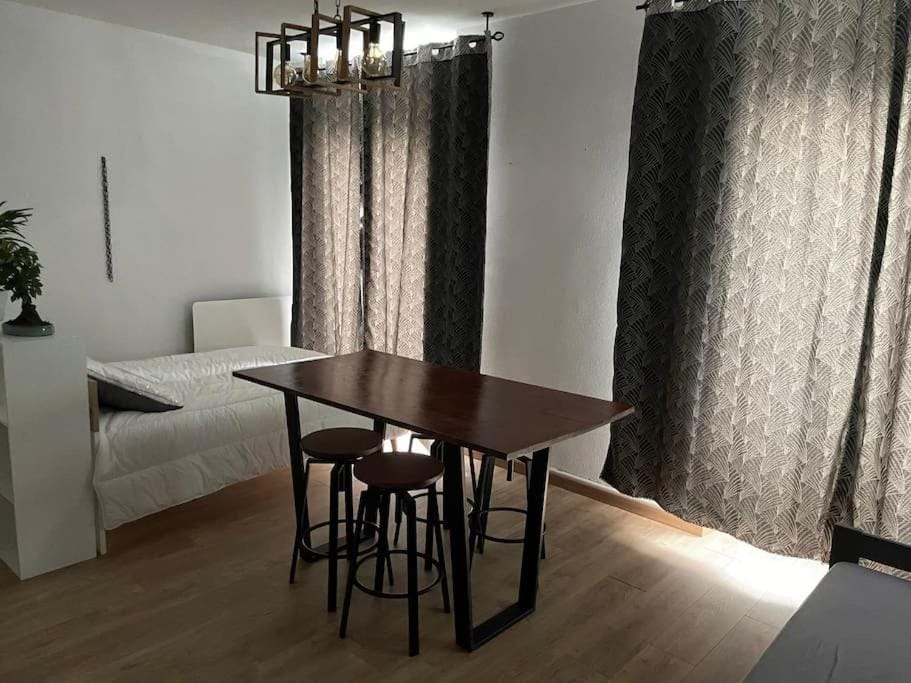 Bed, Photo of the whole room, Dining area, hair dresser