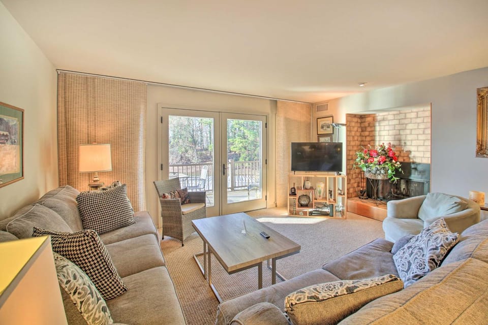 Fireplace, Pool Access Waterfront Hot Springs Gem Apartment in Pretti Point