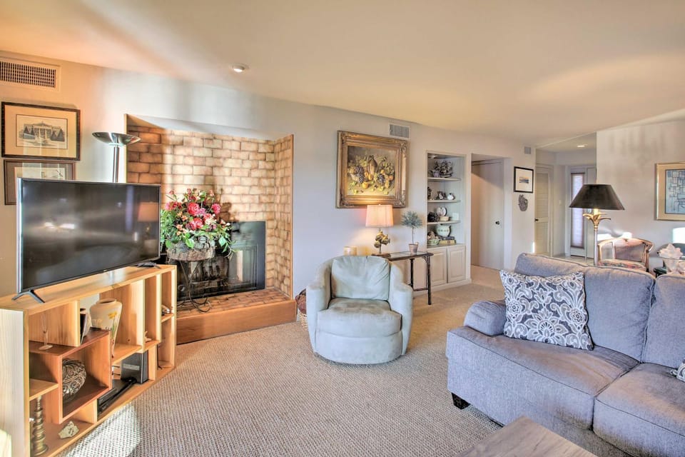 Fireplace, Pool Access Waterfront Hot Springs Gem Apartment in Pretti Point