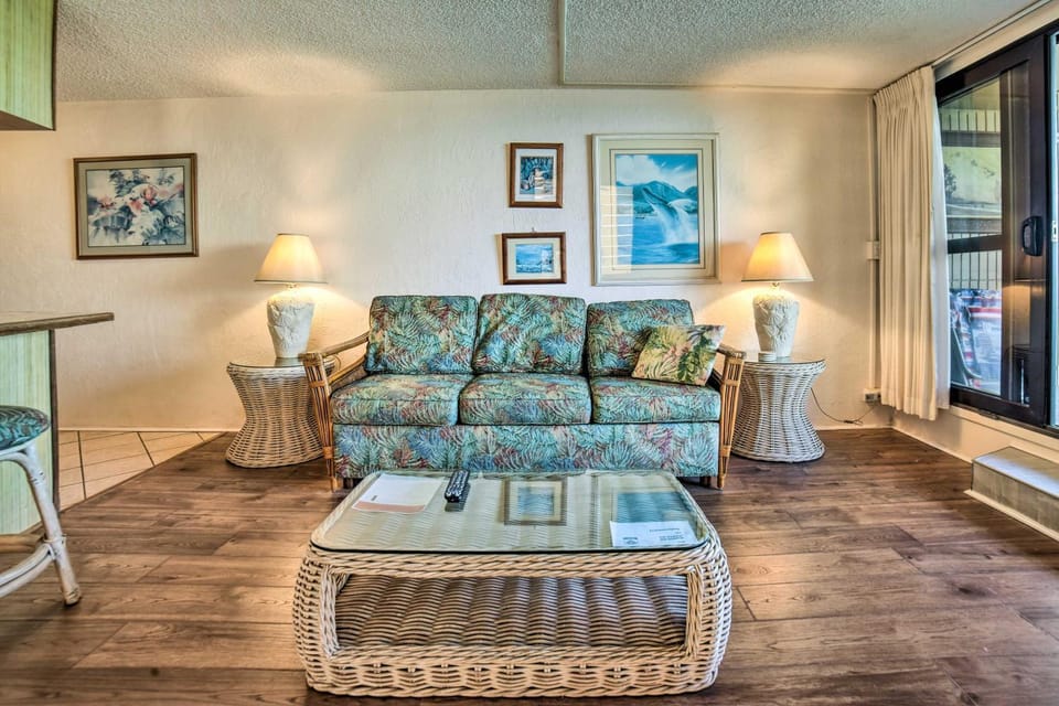 Beachfront Lahaina Condo: Pool + Grill Access House in Napili-Honokowai